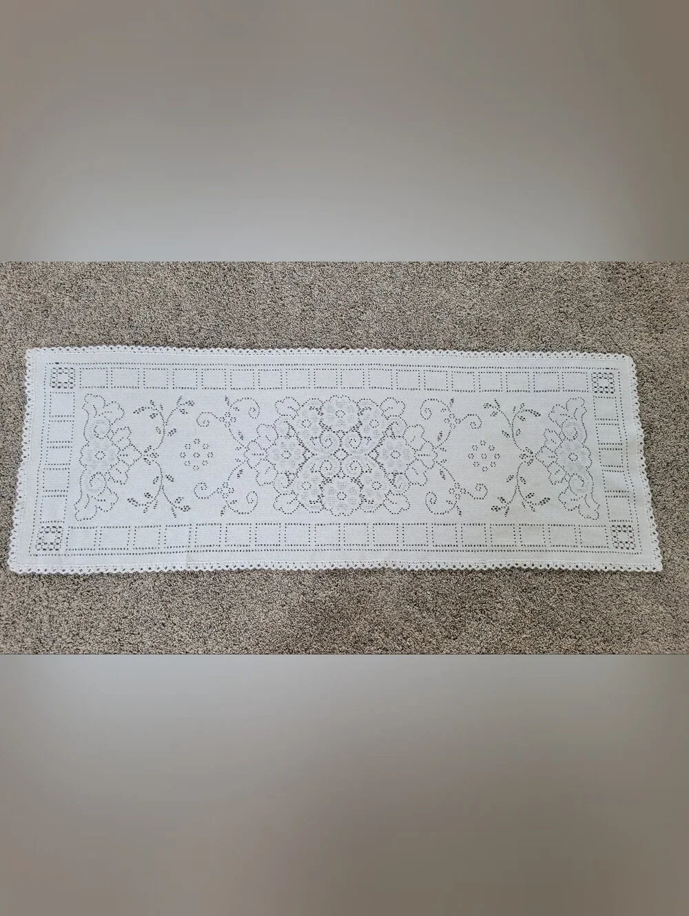 Vintage table runner / vintage dresser scarf